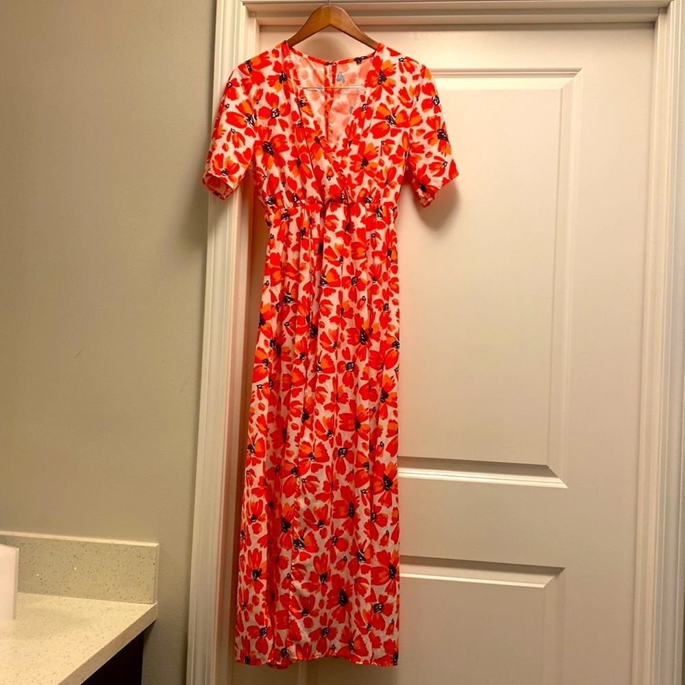 Maxi dresses| floral tiered short sleeve V neck Maxi dress NWOT